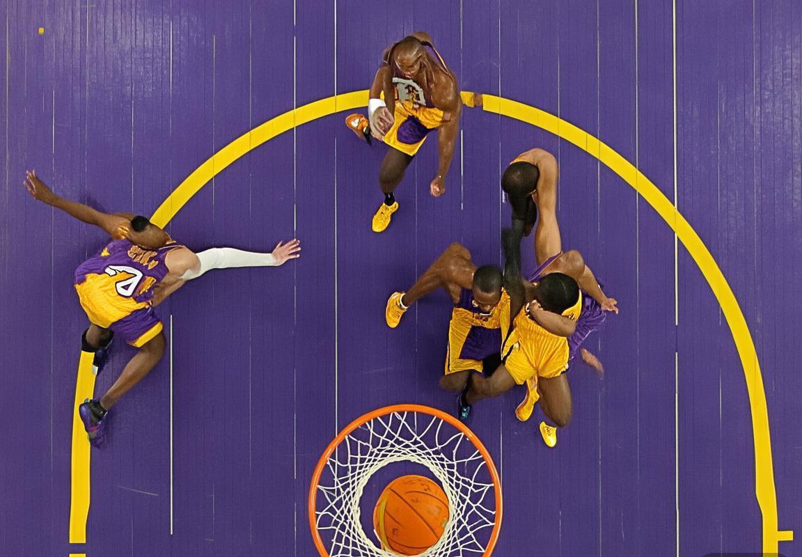 2010年湖人勇士巅峰对决：科比库里经典对决回顾(图3)